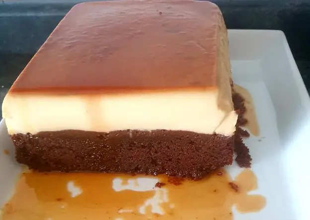 Descopera Prajitura Chocoflan: Desertul care Separa Singur Crema de Blat