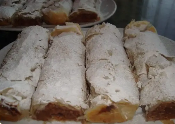 Reteta Simpla de Strudel cu Mere si Nuca: Un Desert Rapid cu Putine Ingrediente